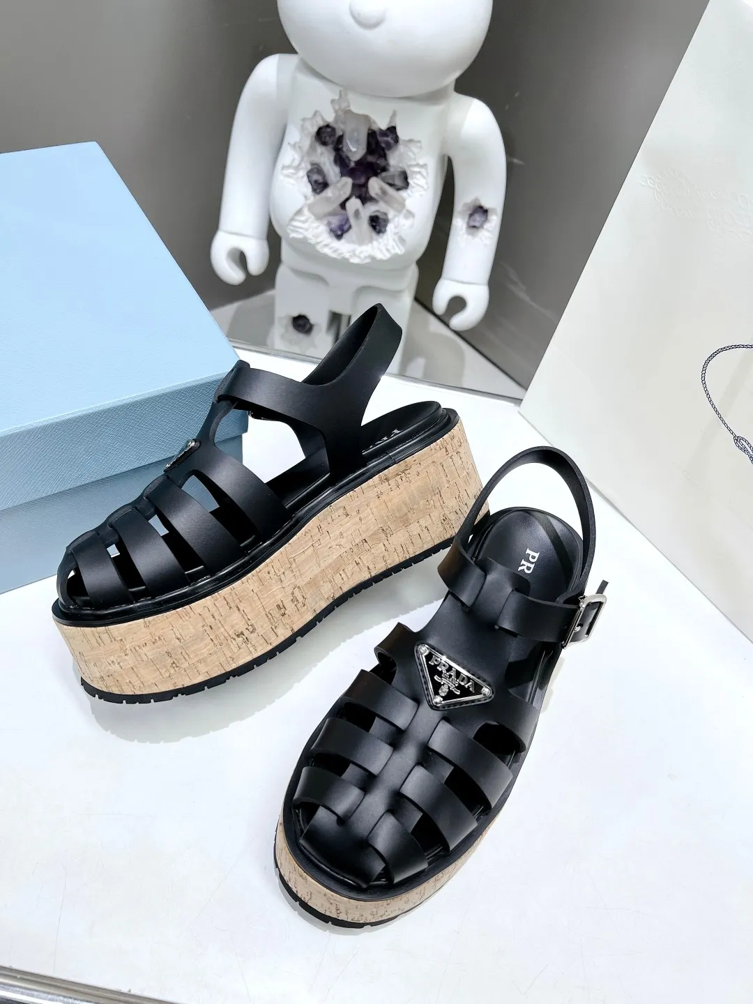 👟👟Ex-factory price 500👟👟 Super popular prada 2023 latest spring and summer zigzag Roman braided thick-soled rubber sandals E64. Retro, fashionable and avant-garde gears with 55mm thick soles and rubber uppers make the whole pair of shoes light and comfortable. Bright colors provide a variety of choices for fashionable people with different styles! The iconic metal triangle logo is paired with the shape of ancient beach sandals. Every design element is fashionable! Code number 35-40